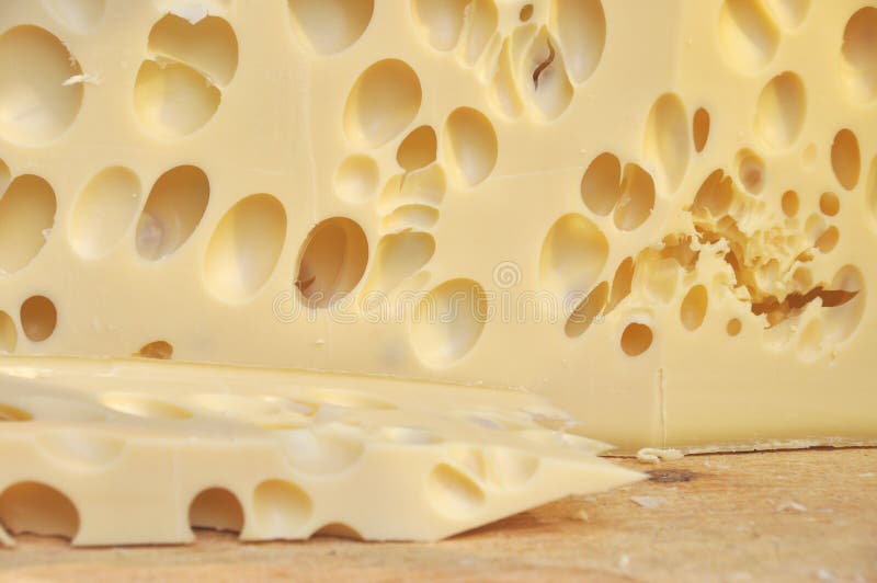 Queso del emmental foto de archivo. Imagen de suiza, amarillo 13154118
