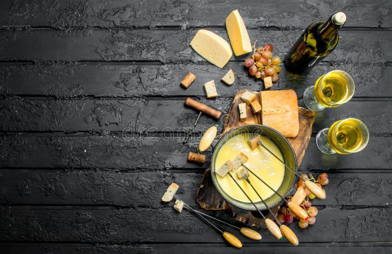 Queso delicioso de la 'fondue' con el vino blanco imágenes de archivo libres de regalías Queso delicioso de la 'fondue' con el vino blanco imágenes de archivo libres de regalías