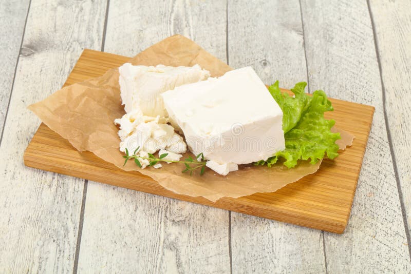 Queso feta tradicional griego suave. Queso fresco feta tradicional griego en el plato