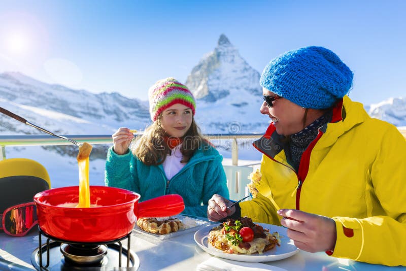 Queso Fondue, vacaciones de esquà en invierno, almuerzo, vistas a la montaña Matterhorn en Zermatt, Suiza fotos de archivo libres de regalías Queso Fondue, vacaciones de esquà en invierno, almuerzo, vistas a la montaña Matterhorn en Zermatt, Suiza fotos de archivo libres de regalías