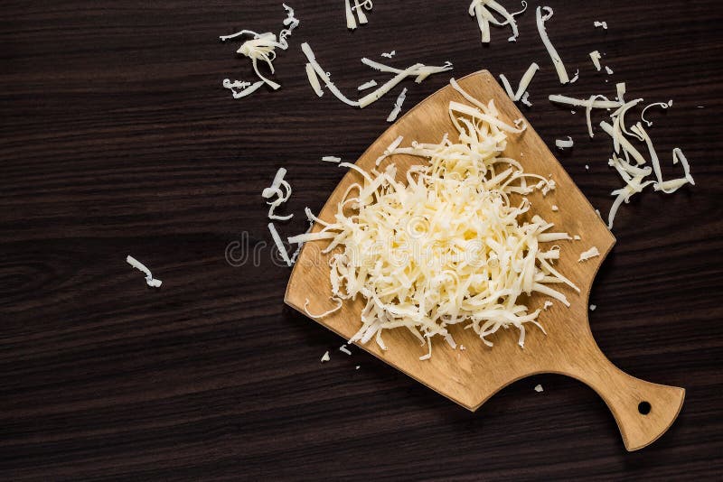 Queso Rallado En Una Tabla De Cortar Imagen de archivo - Imagen de fondo, aperitivo: 62470681 Queso Rallado En Una Tabla De Cortar Imagen de archivo - Imagen de fondo, aperitivo: 62470681