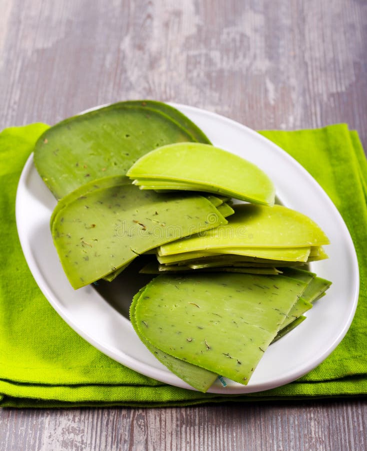 Queso Verde Con Pesto Y Wasabi Foto de archivo Imagen de sabroso, aperitivo 109591114