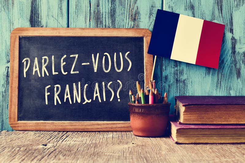 Pregunta? hacer tú hablar francés? escrito en francés, maceta lapices bandera de Francia, sobre el de madera escritorio.