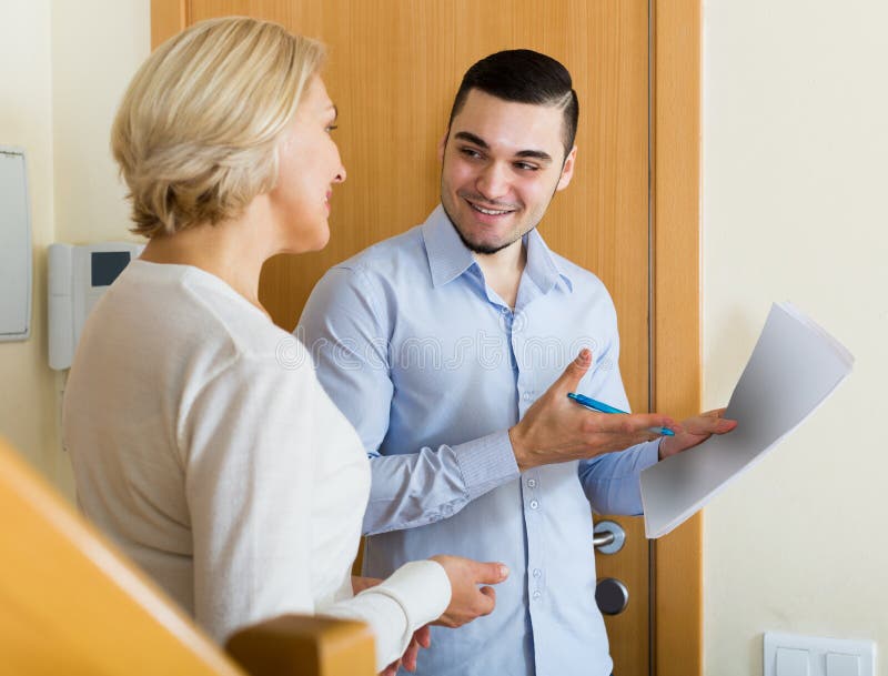 Questionario della donna per l'operaio o l'impiegato commercializzante dei comp. immagini stock Questionario della donna per l'operaio o l'impiegato commercializzante dei comp. immagini stock