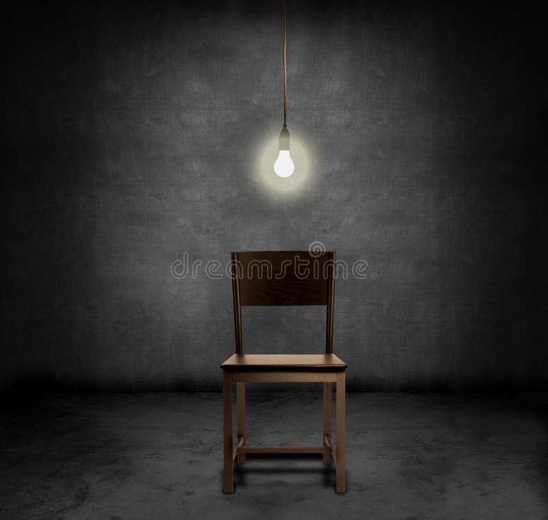 Una sedia vuota e hannging lampadina in una stanza buia.