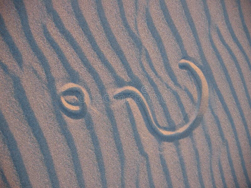 Otazník nakreslené v písku.