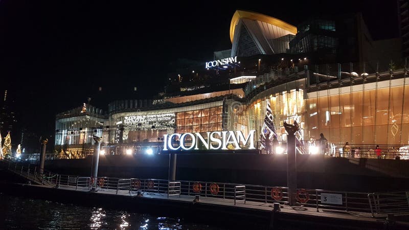 Questo centro commerciale è per turisti stranieri di notte. fotografie stock