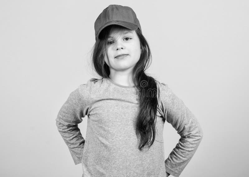 Questo hipster è probabilmente più elegante di te Carino piccolo hipster con aspetto alla moda Adorabile piccolo hipster Un bambino con abiti da hipster e accessori