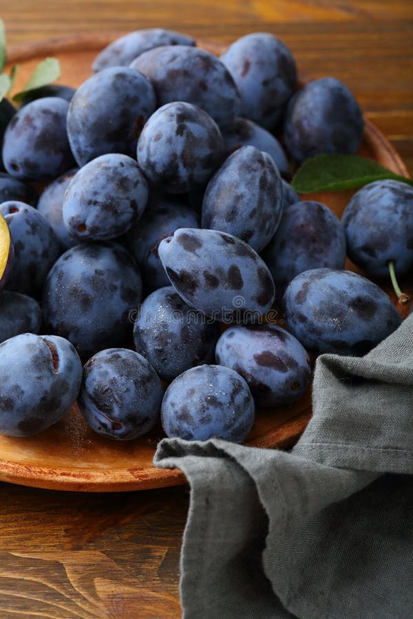 Quetsche pourpre organique de prunes photographie stock libre de droits Quetsche pourpre organique de prunes photographie stock libre de droits