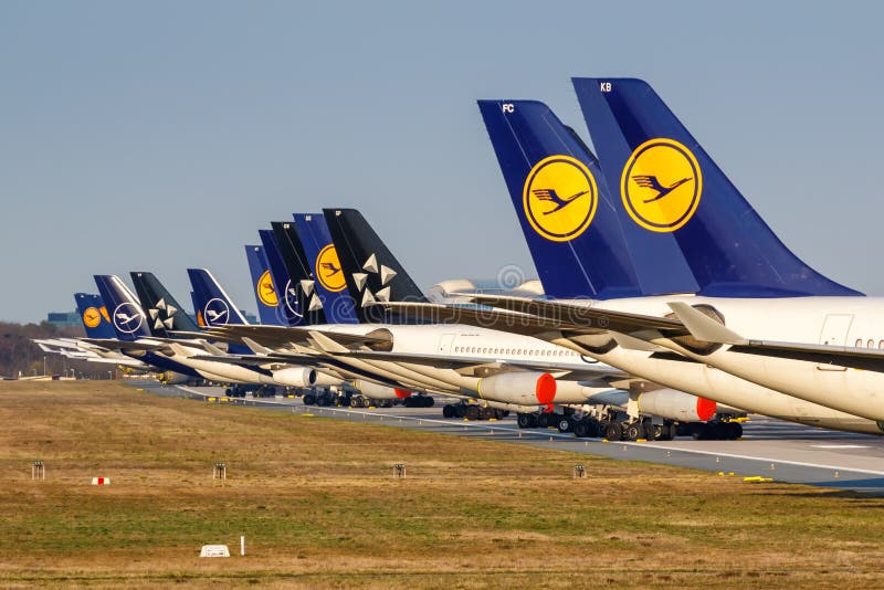 Queue de l'aéronef stockés de Lufthansa depuis l'aéroport De francfort covid19 du virus de la couronne de syndrome respiratoire ai photographie stock libre de droits
