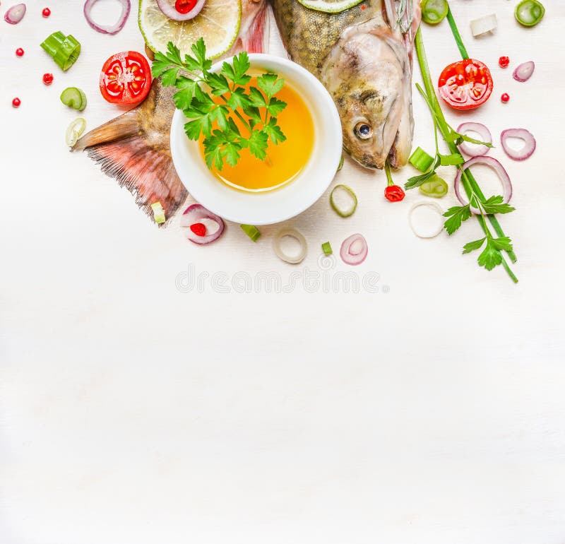 Queue et tête fraîches des poissons avec de l'huile et de l'assaisonnement pour faire cuire sur le fond en bois blanc, vue supéri images libres de droits Queue et tête fraîches des poissons avec de l'huile et de l'assaisonnement pour faire cuire sur le fond en bois blanc, vue supéri images libres de droits