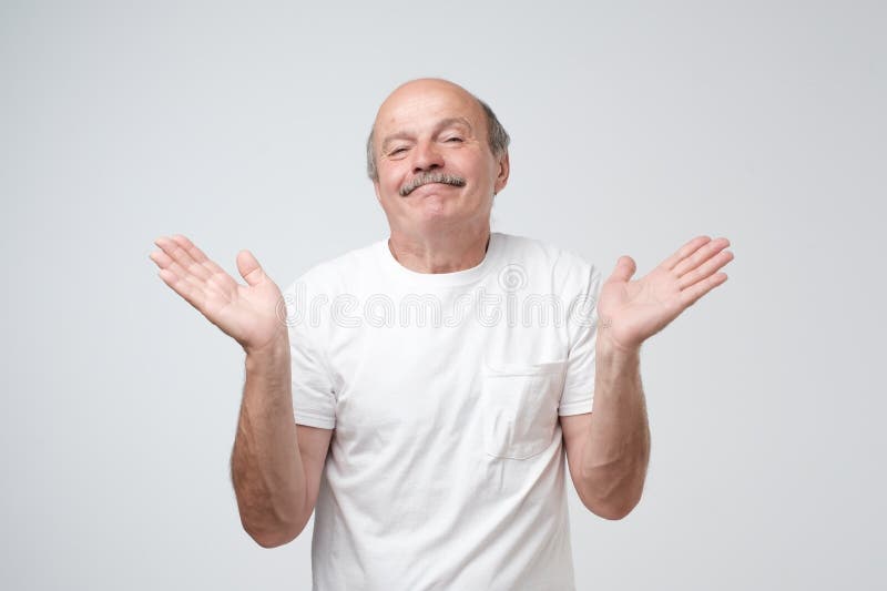 Qui sait et il n'était pas moi concept L'homme caucasien chauve perplexe n'est pas sûr dans son témoignage photographie stock Qui sait et il n'était pas moi concept L'homme caucasien chauve perplexe n'est pas sûr dans son témoignage photographie stock