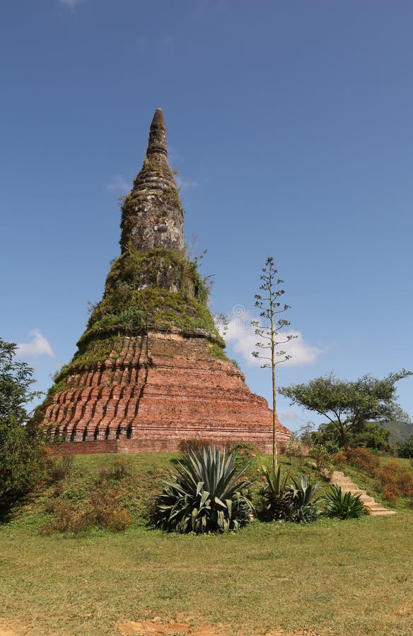 Qui a trouvé le vieux xieng khuang un matin de novembre brillant photos libres de droits