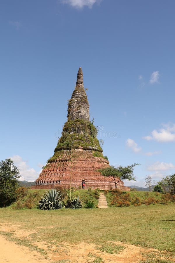 Qui a trouvé le vieux xieng khuang un matin de novembre brillant photos stock