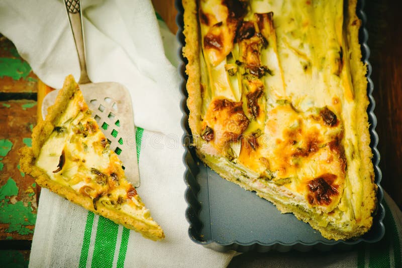 Quiche com alho-porro e um salmão foto de stock Quiche com alho-porro e um salmão foto de stock