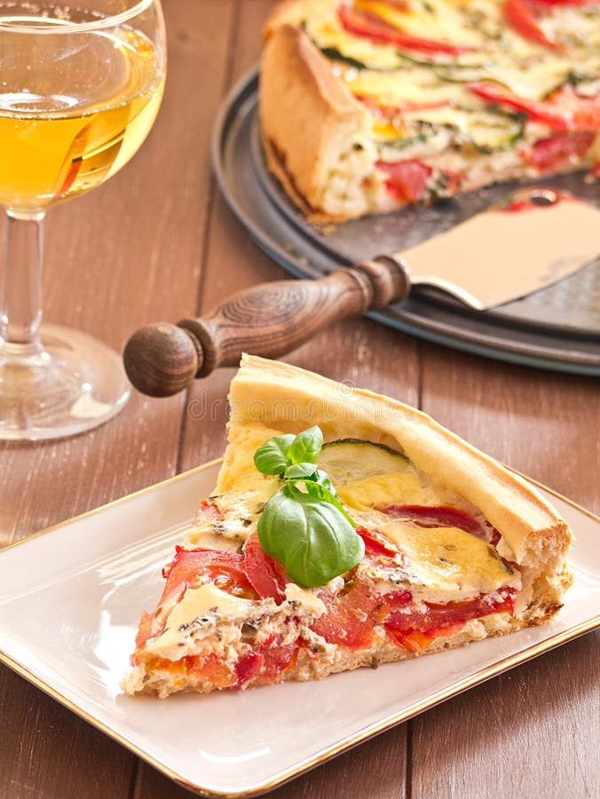 Quiche con i pomodori e lo zucchini fotografia stock Quiche con i pomodori e lo zucchini fotografia stock