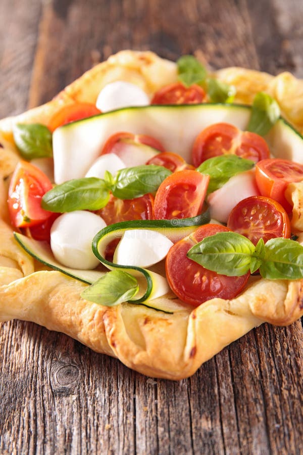Quiche Del Tomate Y De La Mozzarella Foto de archivo - Imagen de ... Quiche Del Tomate Y De La Mozzarella Foto de archivo - Imagen de ...