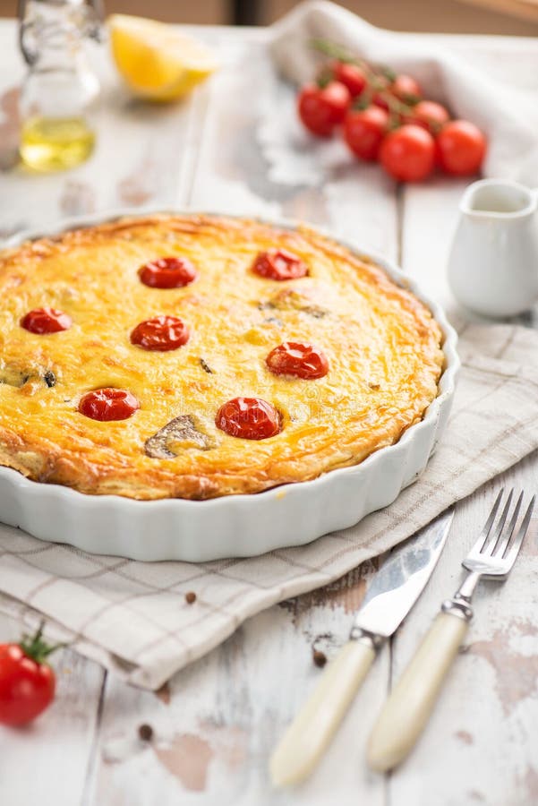 Quiche kulebiak z pieczarką w ceramicznej foremce fotografia stock Quiche kulebiak z pieczarką w ceramicznej foremce fotografia stock