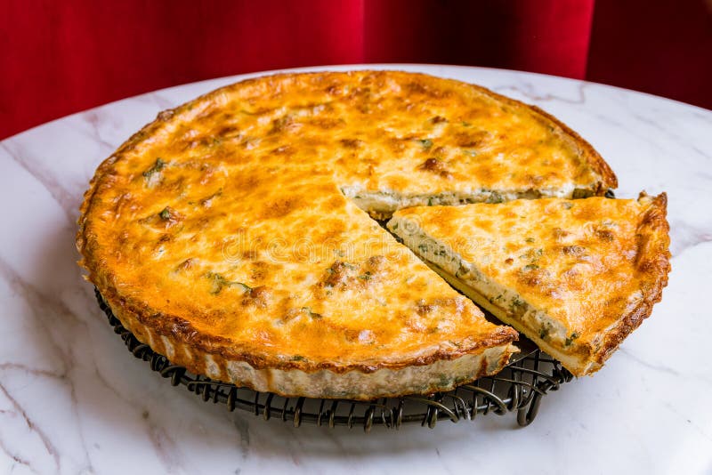 Quiche Lorraine Con Hongos Y Tocino Foto de archivo Imagen de