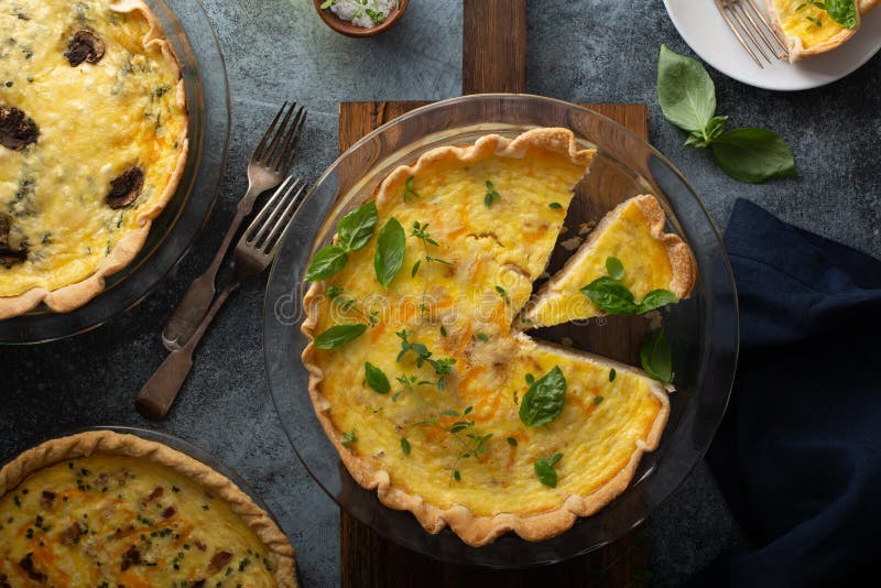 Quiche Lorraine Mit Schinken Und Käse Stockfoto - Bild von klassisch ...