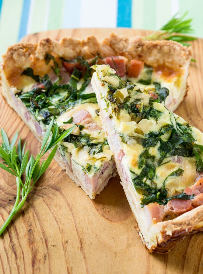 Quiche Lorraine, Torte Mit Einem Geräucherten Speck, Käse Und Spinat ...