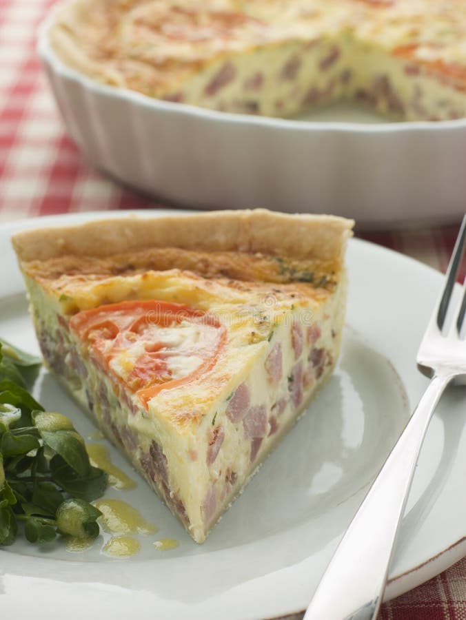 Quiche Lothringen Mit Brunnenkressesalat Stockfoto - Bild von nahrung ...