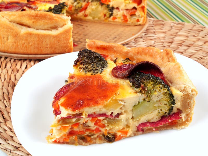 Quiche Mit Brokkoli Und Schinken Stockbild - Bild von zuhause, getränk ...