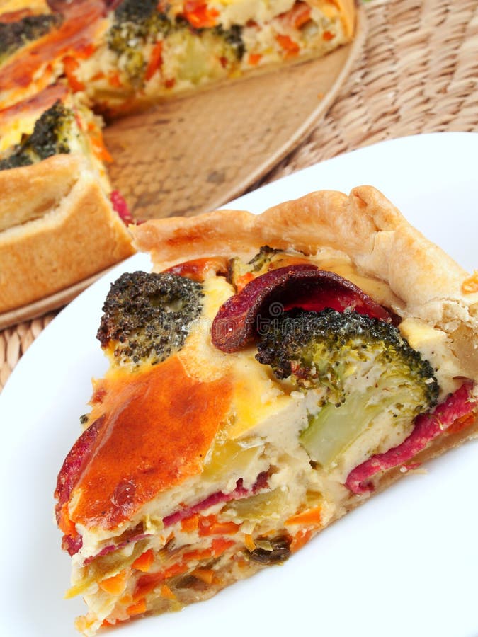 Quiche Mit Brokkoli Und Schinken Stockbild - Bild von mahlzeit ...