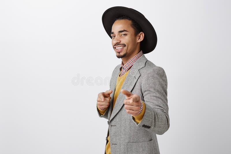 Quiera divertirse cierto Retrato del hombre de negocios afroamericano confiado coqueto en equipo lujoso y sombrero elegante fotos de archivo Quiera divertirse cierto Retrato del hombre de negocios afroamericano confiado coqueto en equipo lujoso y sombrero elegante fotos de archivo
