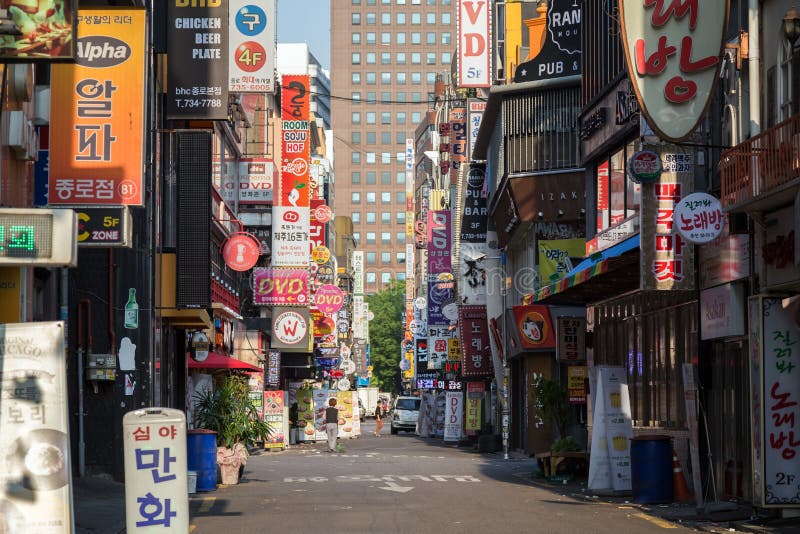 Quiet street in Jongno District in Seoul