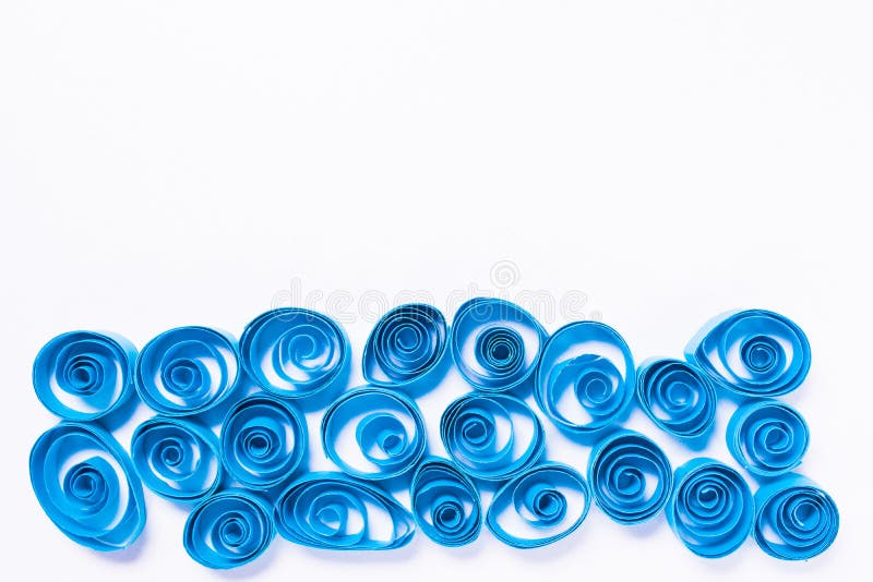 Quilling sztuka Błękitnego papieru kędziory na białym tle obraz stock Quilling sztuka Błękitnego papieru kędziory na białym tle obraz stock