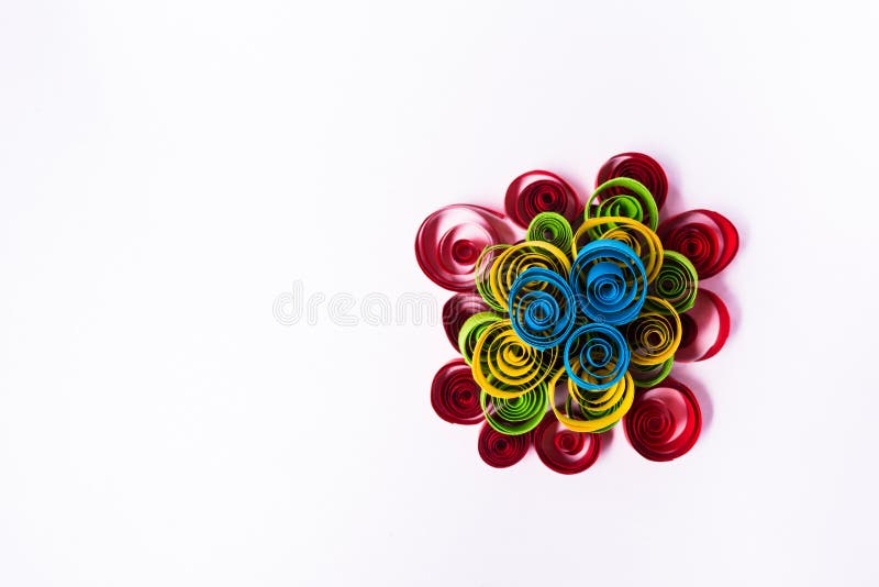 Quilling sztuka Papierowy ostrosłup na białym tle obraz stock Quilling sztuka Papierowy ostrosłup na białym tle obraz stock