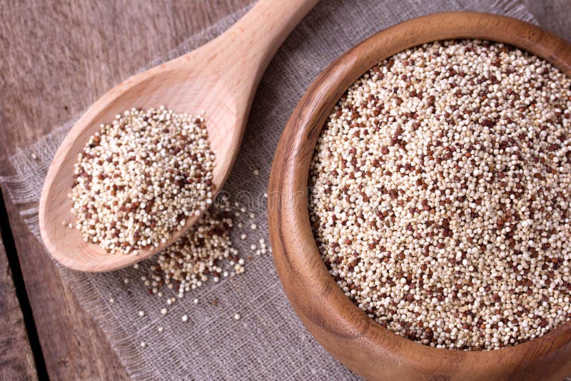 Quinoa auf dem hölzernen Schreibtisch lizenzfreie stockbilder Quinoa auf dem hölzernen Schreibtisch lizenzfreie stockbilder