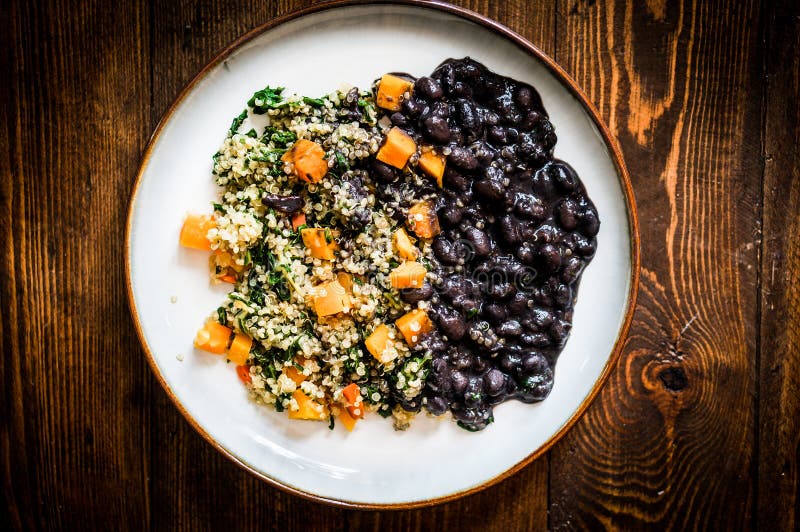 Quinoa con las verduras y las alubias negras foto de archivo Quinoa con las verduras y las alubias negras foto de archivo