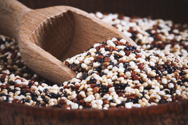 Quinoa cru misturado imagem de stock. Imagem de fundo 112661417