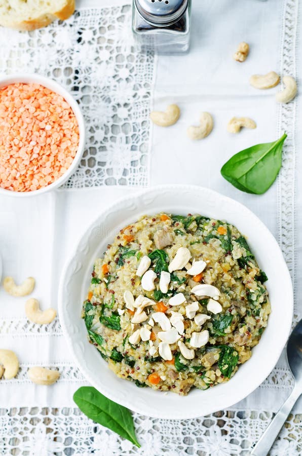 Quinoa degli spinaci del fungo delle lenticchie immagine stock libera da diritti Quinoa degli spinaci del fungo delle lenticchie immagine stock libera da diritti