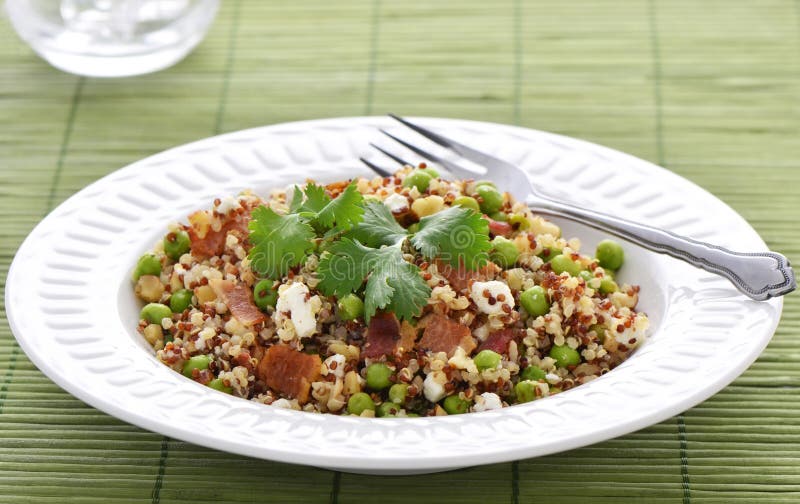 Un bianco, piselli un carne macinata mandorle salutare pagina pasto insalata.