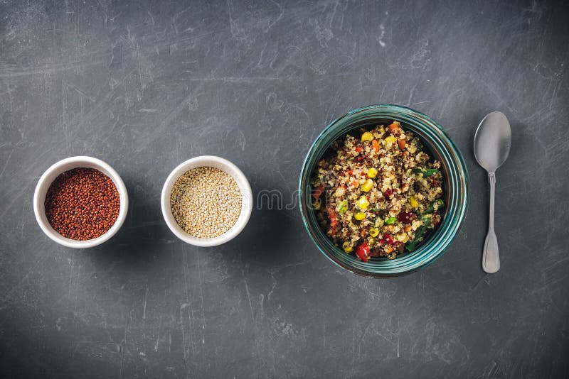 Quinoa κύπελλο σαλάτας με τα ζωηρόχρωμα λαχανικά: πράσινα φασόλια, καρότο, καλαμπόκι, πιπέρι κουδουνιών, μπιζέλια και δύο φλυτζάν στοκ εικόνες Quinoa κύπελλο σαλάτας με τα ζωηρόχρωμα λαχανικά: πράσινα φασόλια, καρότο, καλαμπόκι, πιπέρι κουδουνιών, μπιζέλια και δύο φλυτζάν στοκ εικόνες