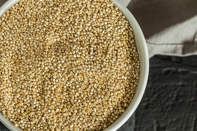 Quinoa σπόροι σε ένα κύπελλο και ένα κουτάλι στοκ φωτογραφία με δικαίωμα ελεύθερης χρήσης Quinoa σπόροι σε ένα κύπελλο και ένα κουτάλι στοκ φωτογραφία με δικαίωμα ελεύθερης χρήσης