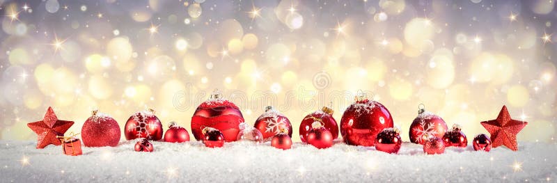 Quinquilharias do Natal do vintage na neve fotos de stock royalty free Quinquilharias do Natal do vintage na neve fotos de stock royalty free