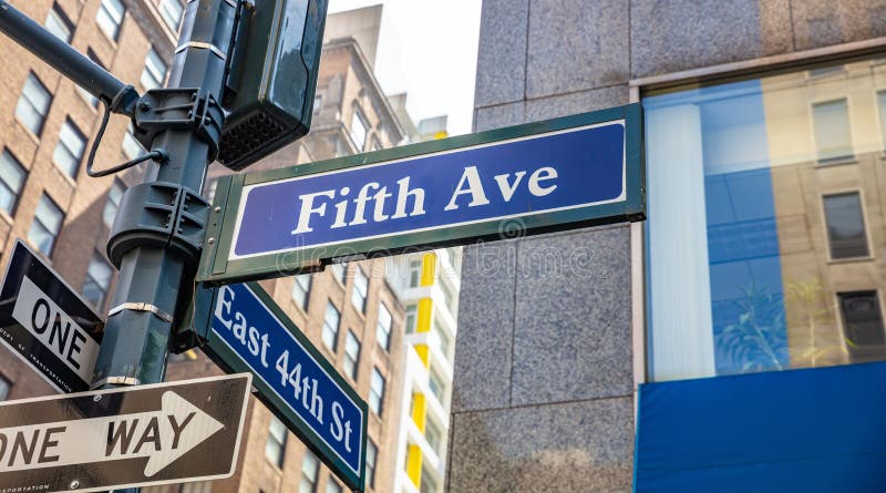 quinto angolo viale e E44 Segnali stradali blu di colore, Manhattan New York in città fotografia stock quinto angolo viale e E44 Segnali stradali blu di colore, Manhattan New York in città fotografia stock