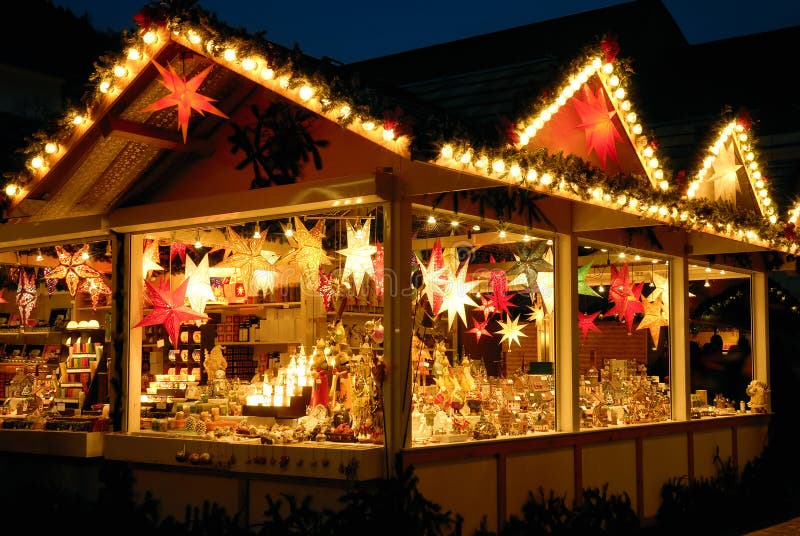 Quiosque justo iluminado do Natal imagem de stock Quiosque justo iluminado do Natal imagem de stock