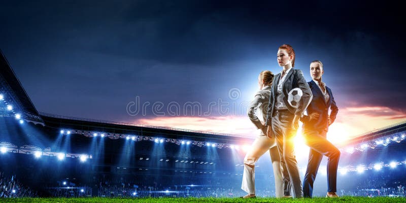 ?quipe d'affaires sur le stade de football Media m?lang? images stock ?quipe d'affaires sur le stade de football Media m?lang? images stock