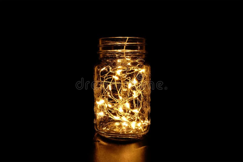 Quirlande électrique jaune en Mason Jar photographie stock libre de droits Quirlande électrique jaune en Mason Jar photographie stock libre de droits