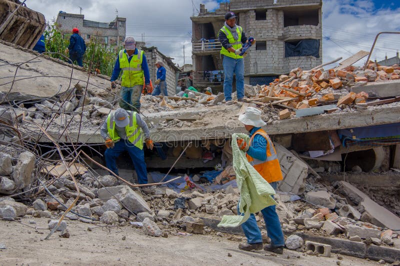 Quito, Ecuador - abril, 17, 2016: Casa destruida por terremoto con los salvadores en la parte del sur de la ciudad