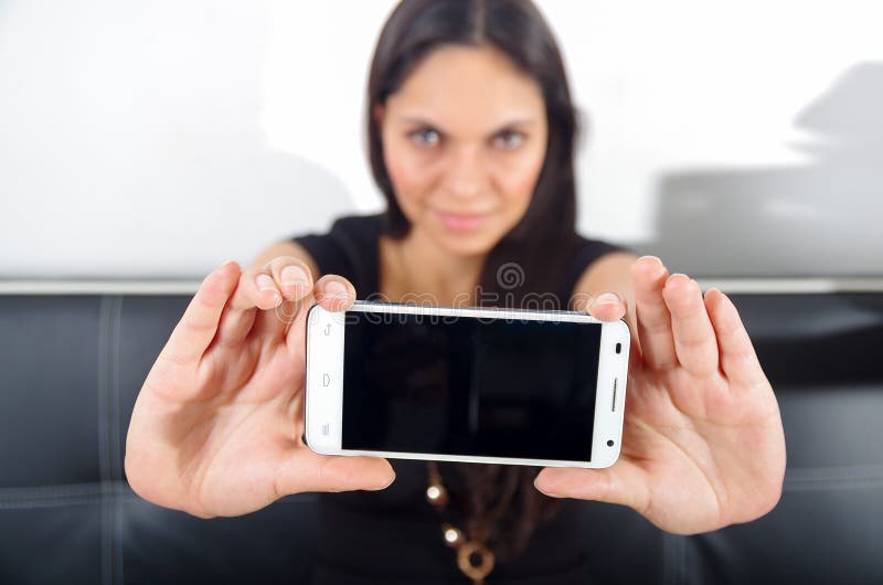 Quito, Ecuador - Mei 09, 2017: Mooie vrouw die het moderne mobiele telefoon gebruiken houden binnen richtend van van haar op Appl stock foto's Quito, Ecuador - Mei 09, 2017: Mooie vrouw die het moderne mobiele telefoon gebruiken houden binnen richtend van van haar op Appl stock foto's