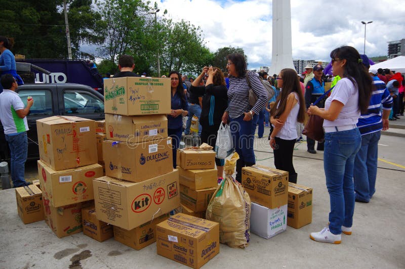Quito Ekwador, Kwiecień, -, 17, 2016: Niezidentyfikowani mieszkanowie providing pomocy ofiarom klęsk jedzenie Quito, odziewają, m