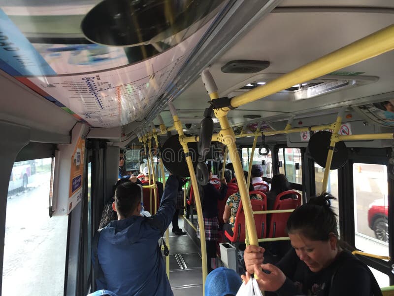 Quito, Ekwador - 1-7-2019: Lokalni pasażery podróżuje z tramwaju autobusem w południowym America obraz stock Quito, Ekwador - 1-7-2019: Lokalni pasażery podróżuje z tramwaju autobusem w południowym America obraz stock