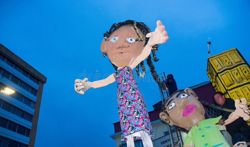 Quito, Equador - 31 de dezembro de 2016: Monigotes tradicionais ou manequins enchidos que representam figuras políticas, anime ou imagens de stock royalty free Quito, Equador - 31 de dezembro de 2016: Monigotes tradicionais ou manequins enchidos que representam figuras políticas, anime ou imagens de stock royalty free