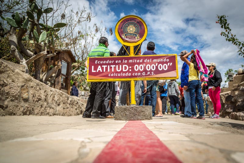 Quito, Equateur - 15 août 2015 - la ligne inscription célèbre de l'Equateur la division entre l'hémisphère du sud et du nord à Qu photo libre de droits Quito, Equateur - 15 août 2015 - la ligne inscription célèbre de l'Equateur la division entre l'hémisphère du sud et du nord à Qu photo libre de droits